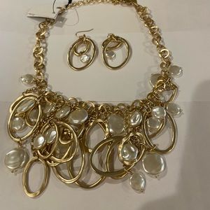 NWT/NWOT Chico’s Brushed Gold Pearl Necklace Earring Set